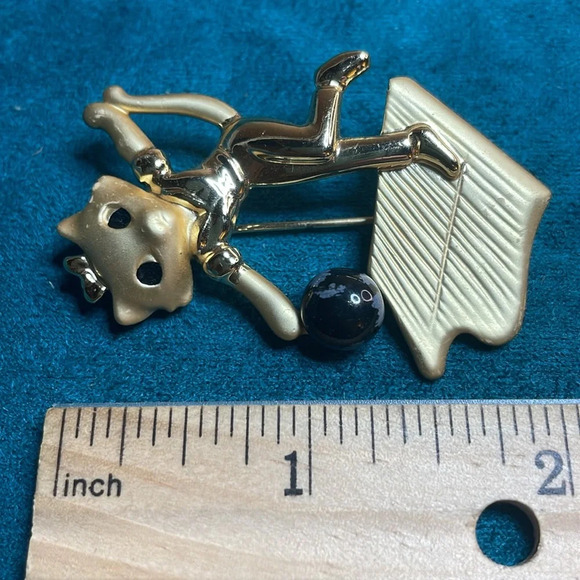 Danecraft Bowling Cat Brooch - Picture 7 of 7